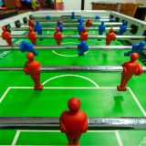 ...ecco uno dietro l�altro l�intramontabile calciobalilla...